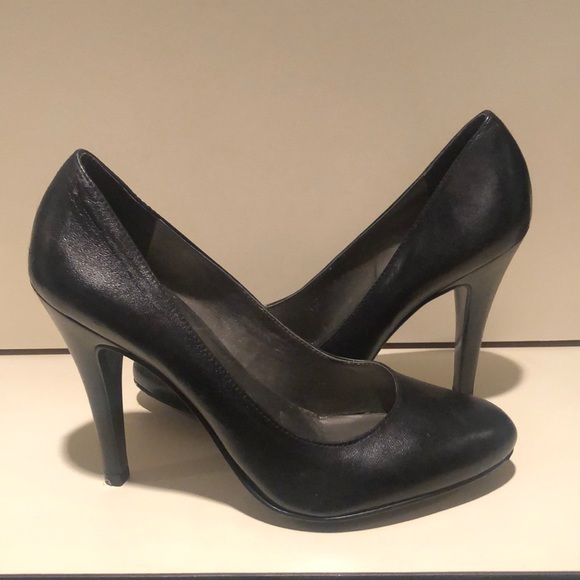 Black Pumps - Picture 2 of 3